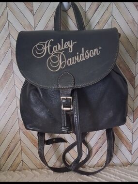 black leather harley davidson backpack purse Harley-Davidson Graphic Open Bar & Shield Logo stylish silver Vintage leather Harley Davidson backpack
